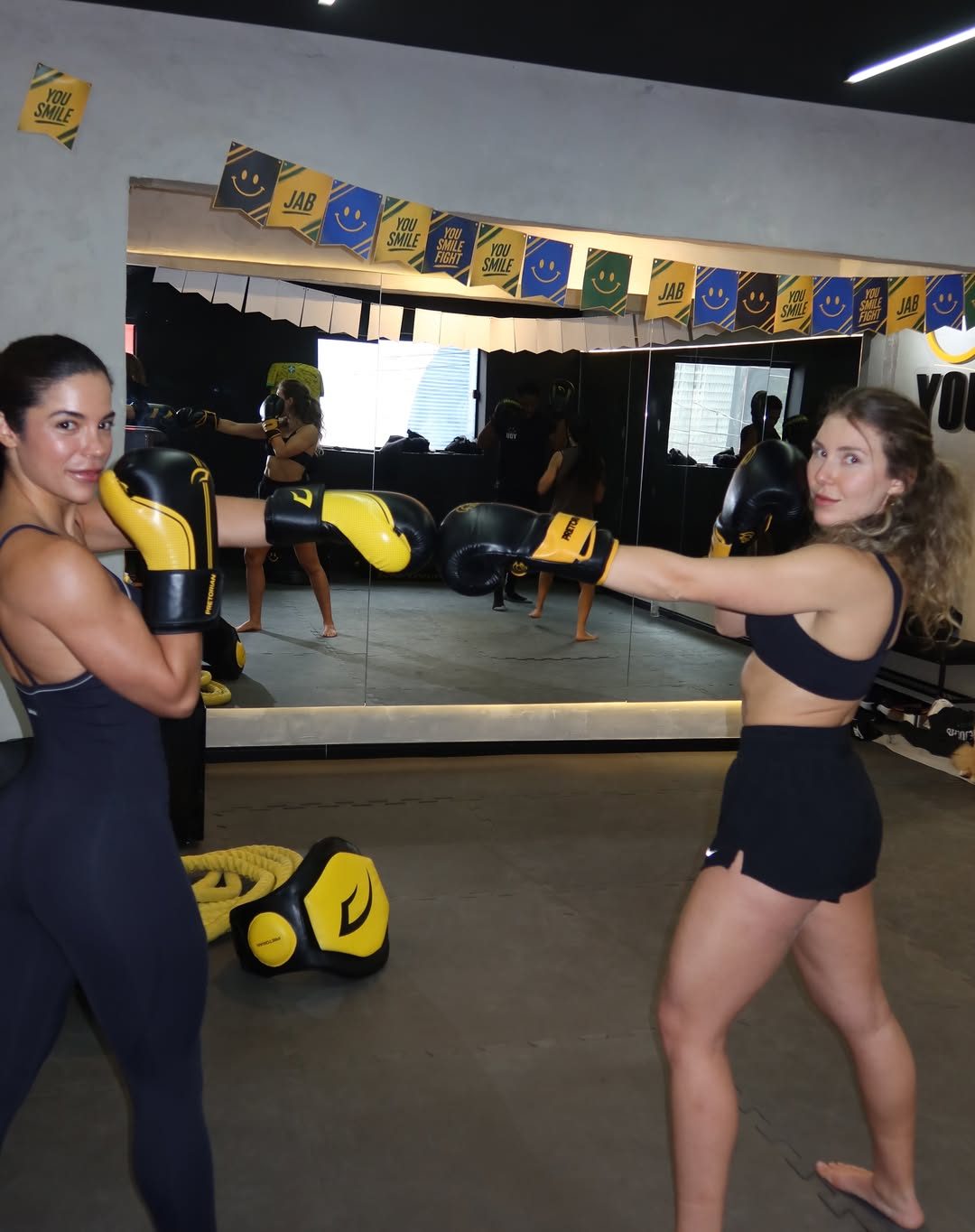 Alunas treinando com luvas no estúdio da YOU