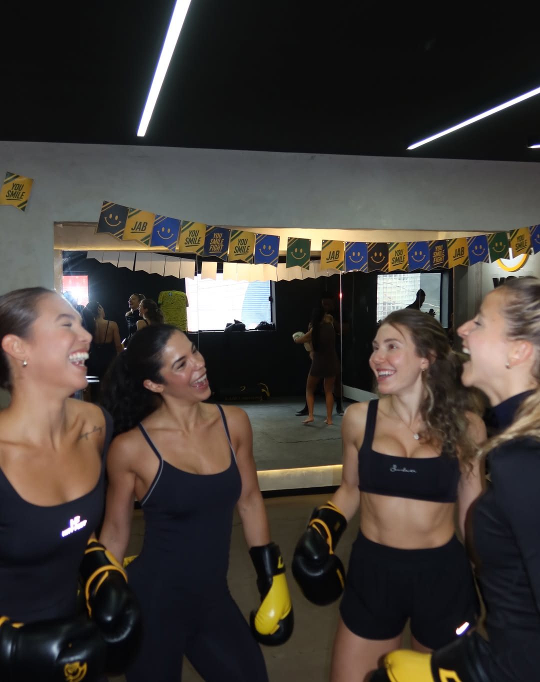 Alunas rindo juntas depois do treino na YOU